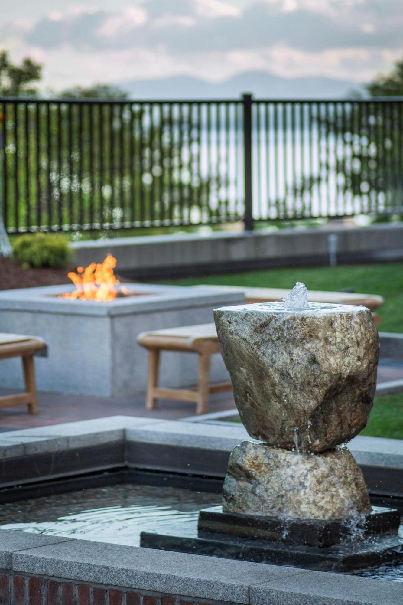 Hotel Courtyard Burlington Harbor Exterior foto